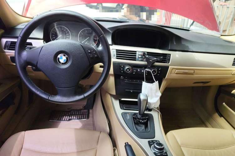 Used BMW 3 Series 2010 320i Luxury Model Center Console