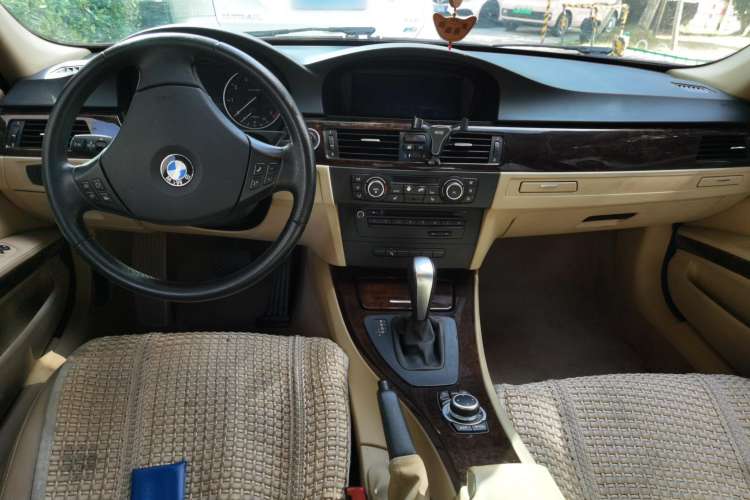 Used BMW 3 Series 2010 320i Luxury Model Center Console