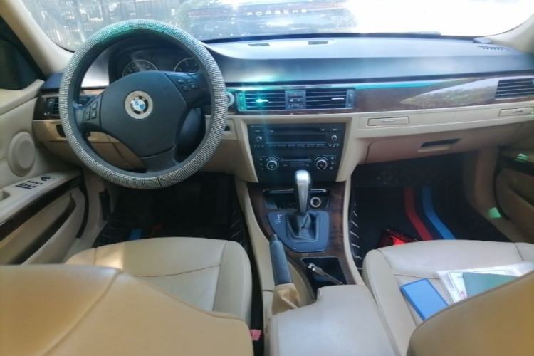 Used BMW 3 Series 2010 320i Luxury Model Center Console