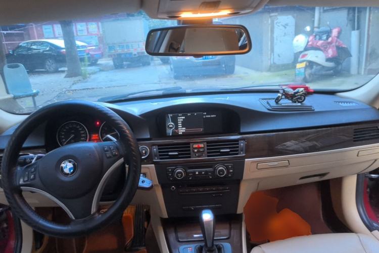 Used BMW 3 Series 2010 325i Luxury Edition Center Console