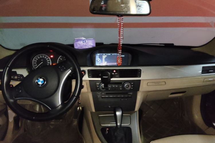 Used BMW 3 Series 2010 320i Luxury Model Center Console