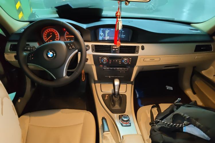 Used BMW 3 Series 2010 320i Luxury Model Center Console