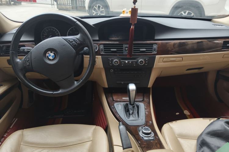 Used BMW 3 Series 2010 320i Luxury Model Center Console