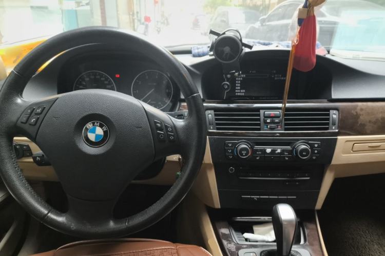 Used BMW 3 Series 2010 320i Luxury Model Center Console
