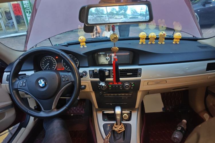 Used BMW 3 Series 2010 320i Luxury Model Center Console