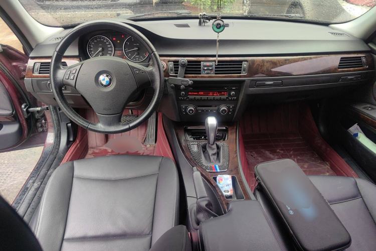 Used BMW 3 Series 2010 320i Luxury Model Center Console