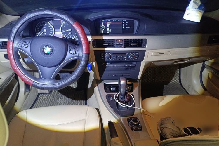 Used BMW 3 Series 2010 320i Luxury Model Center Console