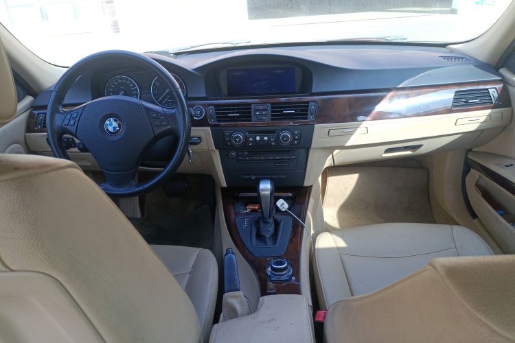 Used BMW 3 Series 2010 320i Luxury Model Center Console