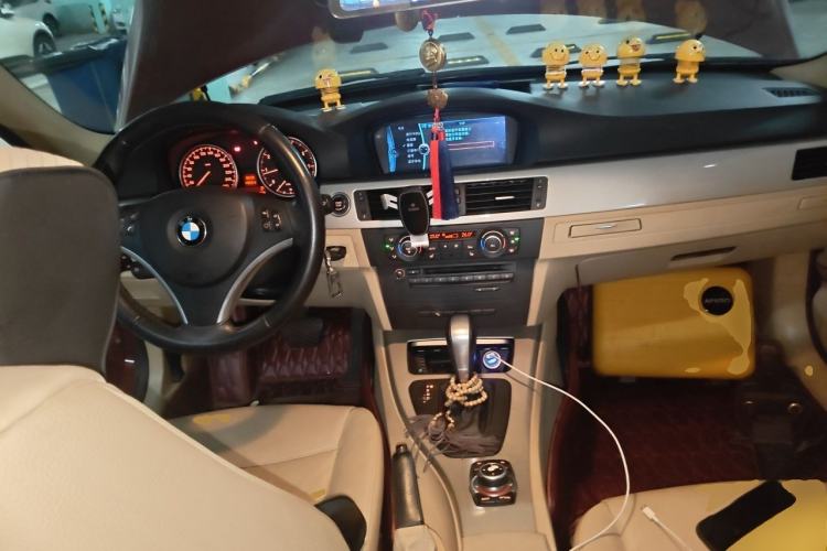 Used BMW 3 Series 2010 320i Luxury Model Center Console