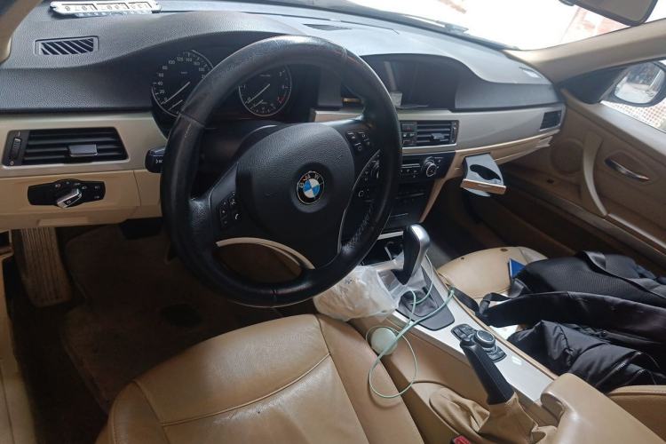 Used BMW 3 Series 2010 320i Luxury Model Center Console