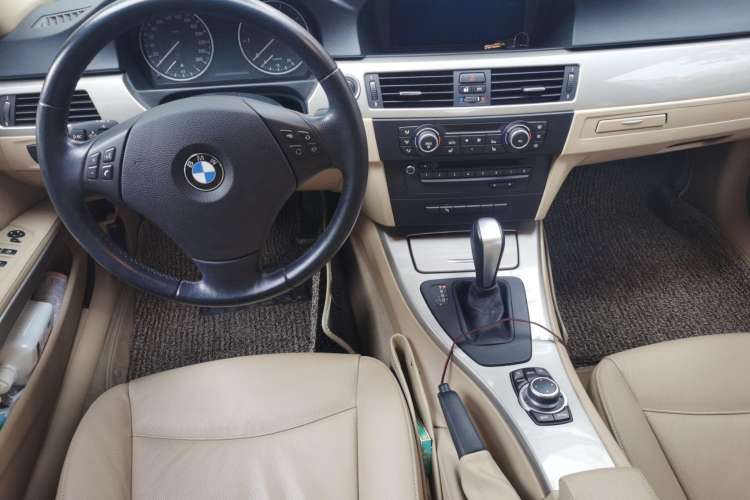 Used BMW 3 Series 2010 320i Luxury Model Center Console