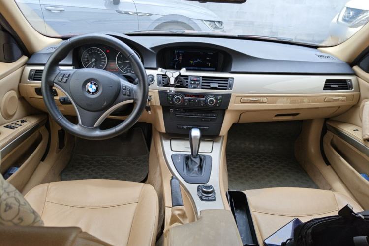 Used BMW 3 Series 2010 320i Luxury Model Center Console