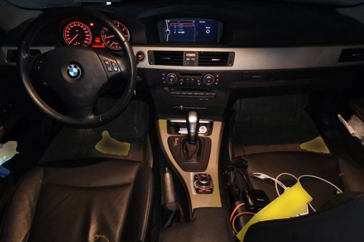 Used BMW 3 Series 2010 320i Luxury Model Center Console