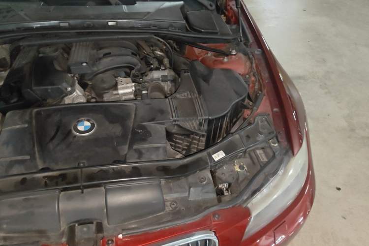 Used BMW 3 Series 2010 320i Luxury Model Engine Bay Left
