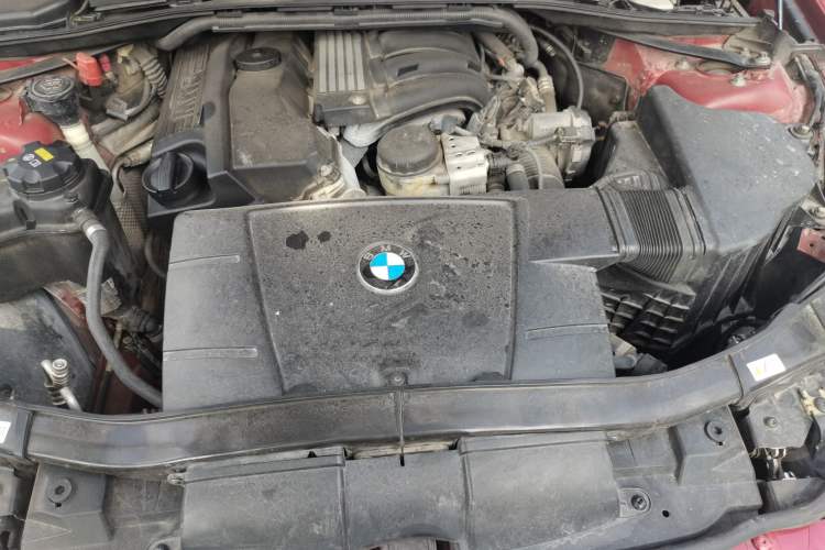 Used BMW 3 Series 2010 320i Luxury Model Engine Bay