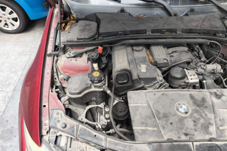 Used BMW 3 Series 2010 320i Luxury Model Engine Bay Right