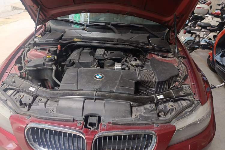 Used BMW 3 Series 2010 320i Luxury Model Engine Bay