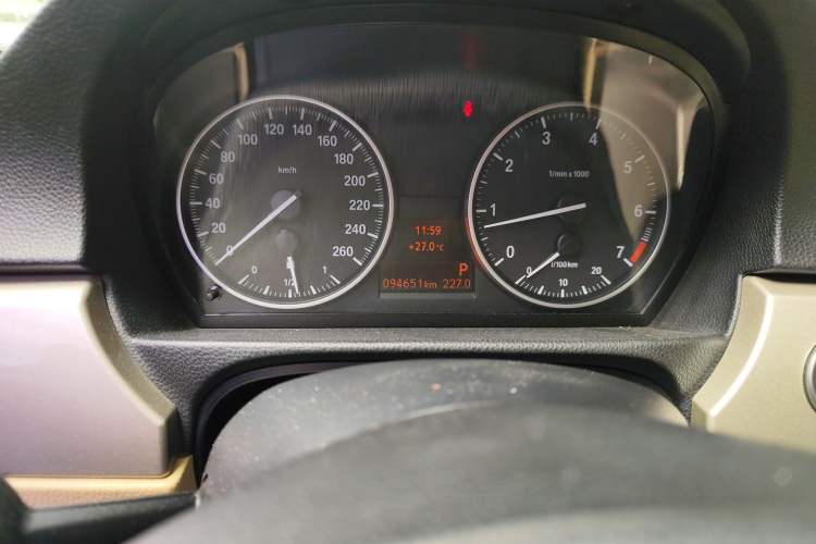 Used BMW 3 Series 2010 320i Luxury Model Odometer Close Up