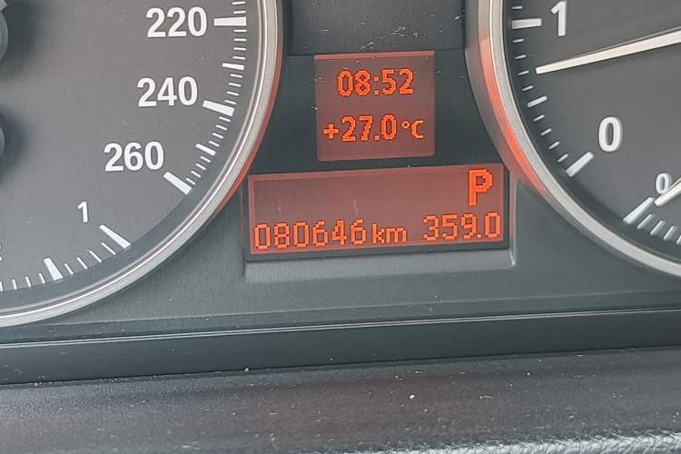 Used BMW 3 Series 2010 320i Luxury Model Odometer Close Up