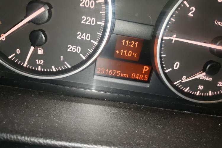 Used BMW 3 Series 2010 320i Luxury Model Odometer Close Up