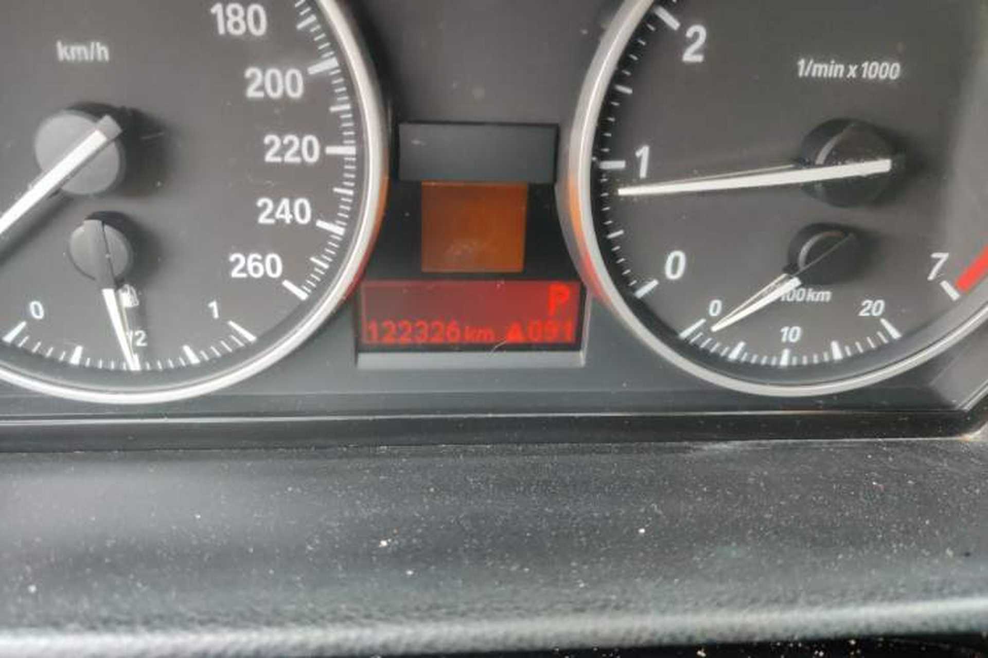 Used BMW 3 Series 2010 318i Leading Model Odometer Close Up