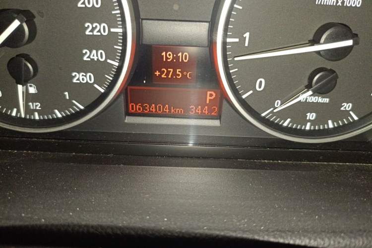 Used BMW 3 Series 2010 320i Luxury Model Odometer Close Up
