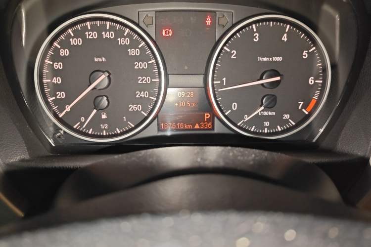 Used BMW 3 Series 2010 320i Luxury Model Odometer Close Up