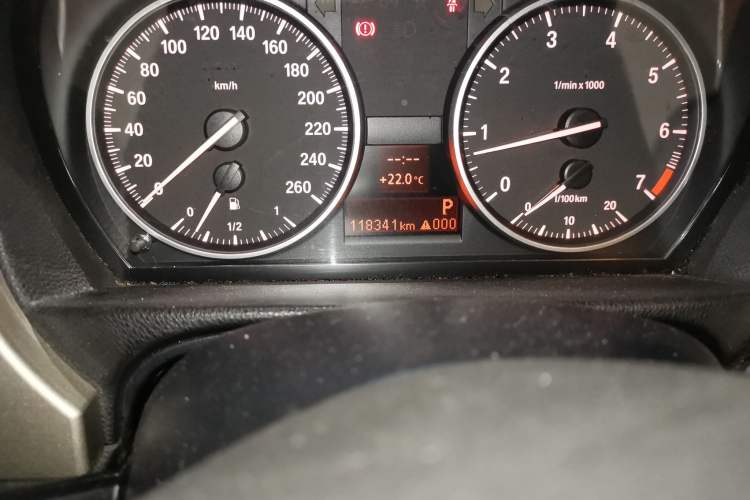 Used BMW 3 Series 2010 320i Luxury Model Odometer Close Up