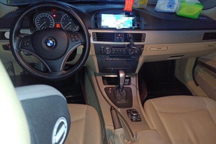 Used BMW 3 Series 2010 320i Luxury Model Center Console