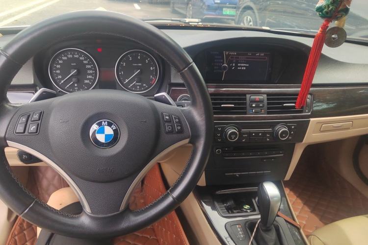 Used BMW 3 Series 2010 325i Luxury Model Center Console