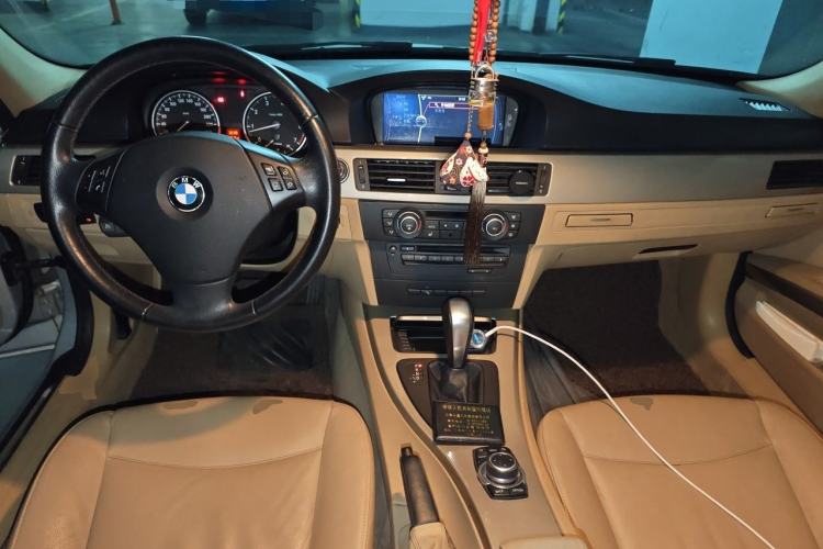 Used BMW 3 Series 2010 320i Luxury Model Center Console