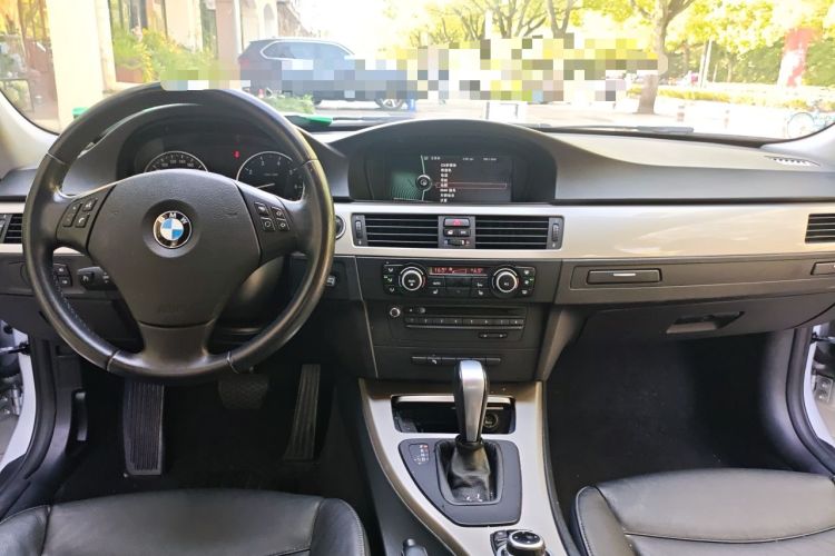 Used BMW 3 Series 2010 320i Luxury Model Center Console