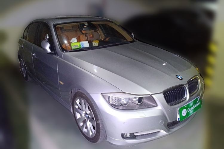 Used BMW 3 Series 2010 320i Luxury Model Front Right 45 Deg