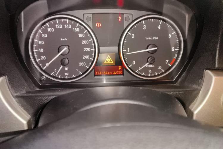 Used BMW 3 Series 2010 320i Luxury Model Odometer Close Up