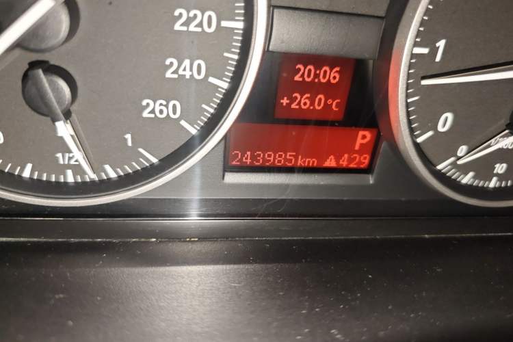 Used BMW 3 Series 2010 320i Luxury Model Odometer Close Up