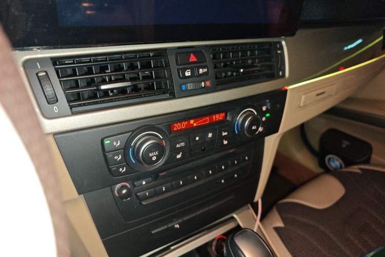 Used BMW 3 Series 2010 320i Luxury Model Audio And AC Panel