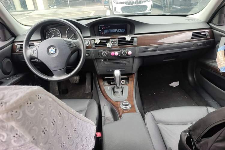 Used BMW 3 Series 2010 320i Luxury Model Center Console