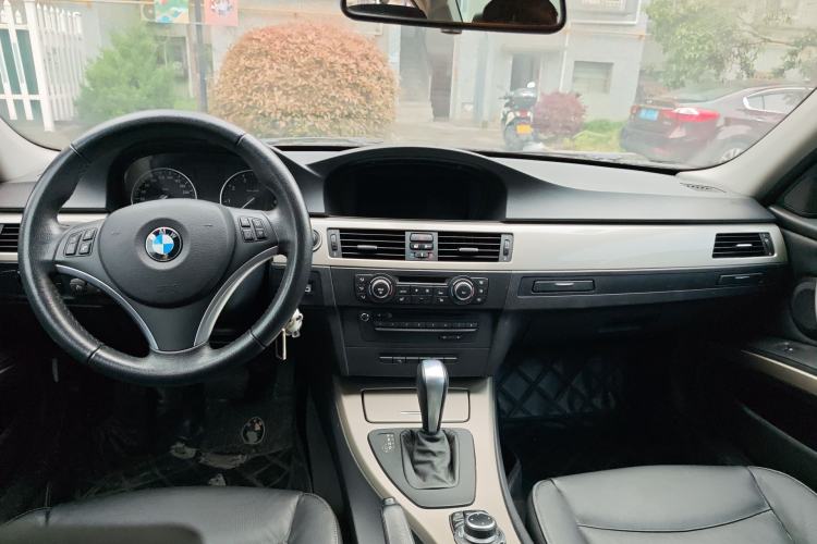 Used BMW 3 Series 2010 320i Luxury Edition Center Console