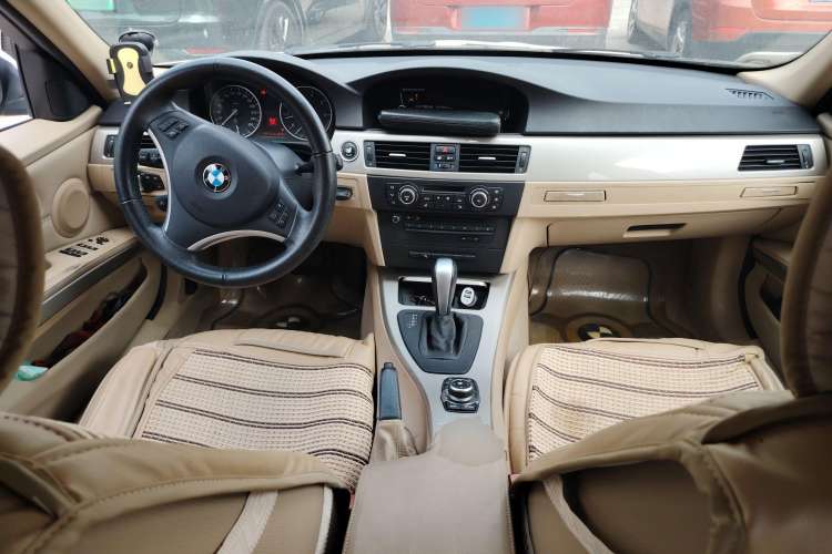 Used BMW 3 Series 2010 320i Luxury Model Center Console