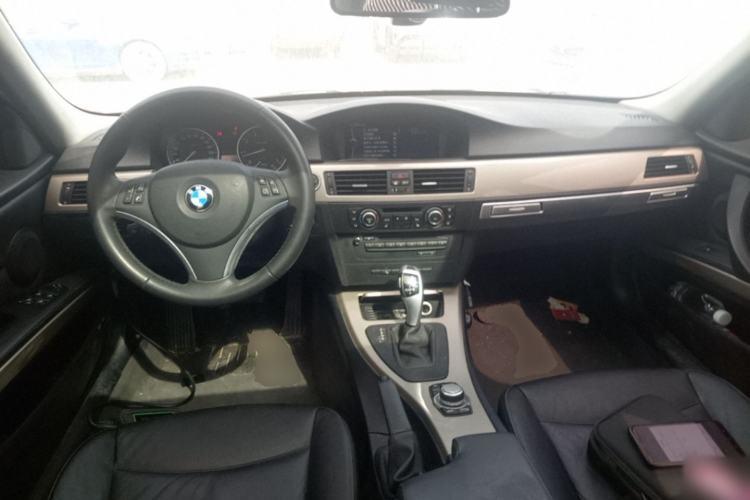 Used BMW 3 Series 2010 320i Luxury Model Center Console