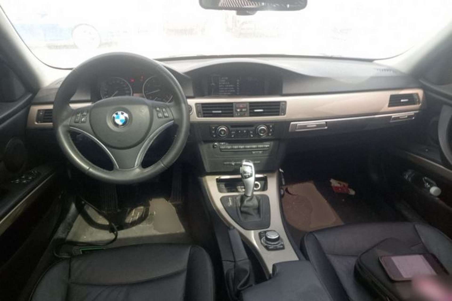 Used BMW 3 Series 2010 320i Luxury Model Center Console