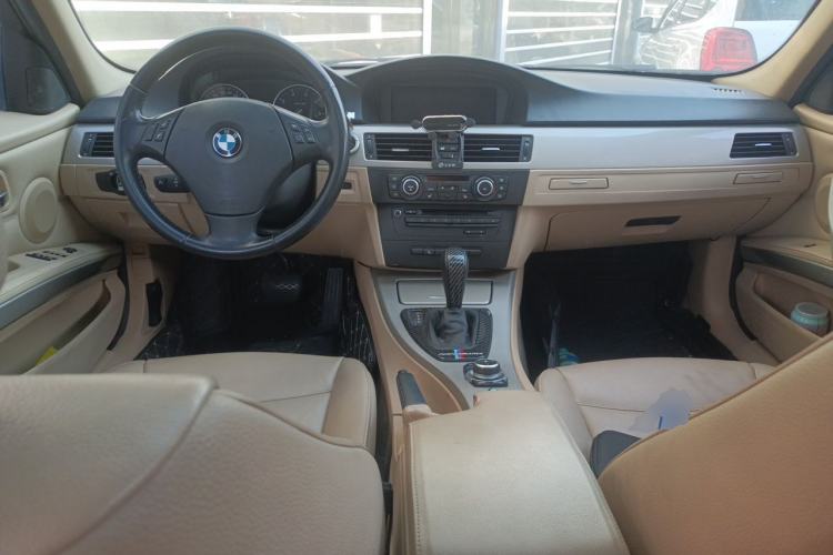 Used BMW 3 Series 2010 320i Luxury Edition Center Console