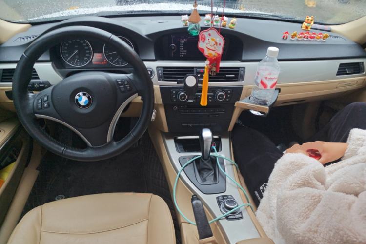 Used BMW 3 Series 2010 320i Luxury Model Center Console