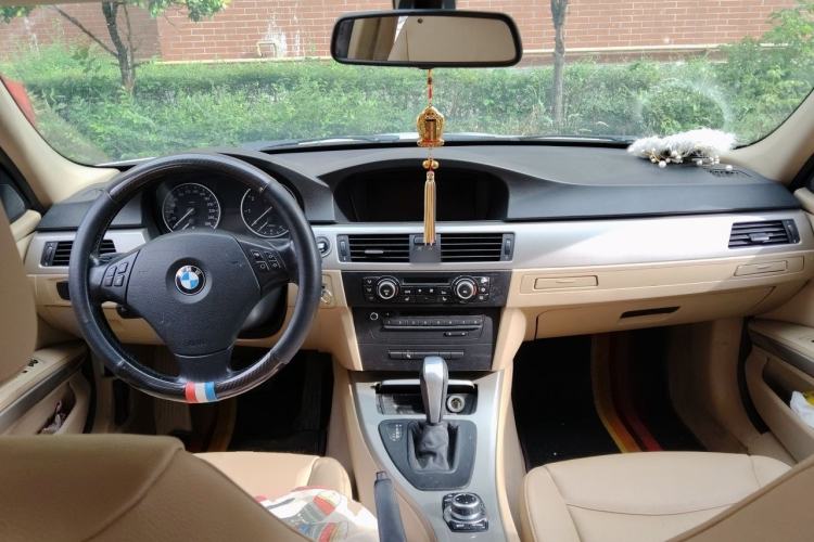 Used BMW 3 Series 2010 320i Luxury Model Center Console