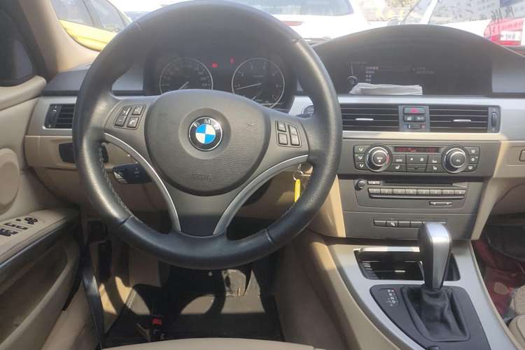Used BMW 3 Series 2010 320i Luxury Model Center Console