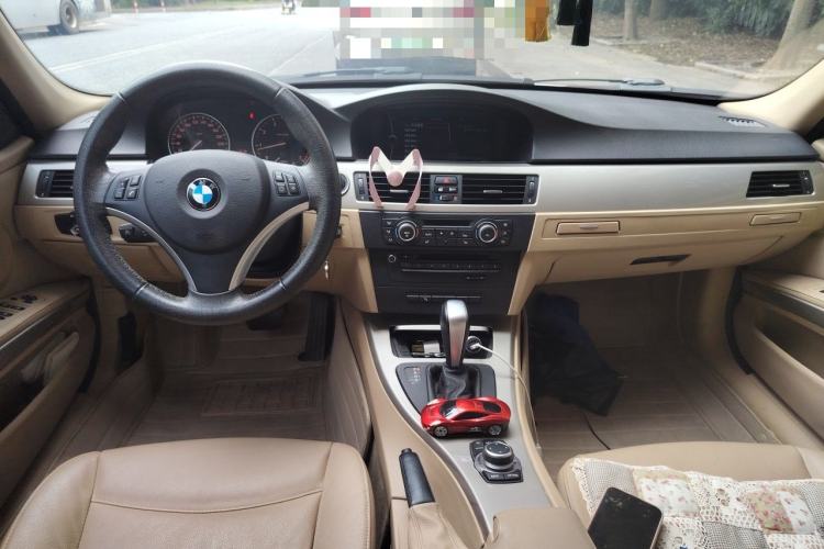 Used BMW 3 Series 2010 320i Luxury Model Center Console