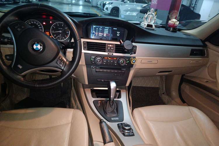 Used BMW 3 Series 2010 320i Luxury Model Center Console