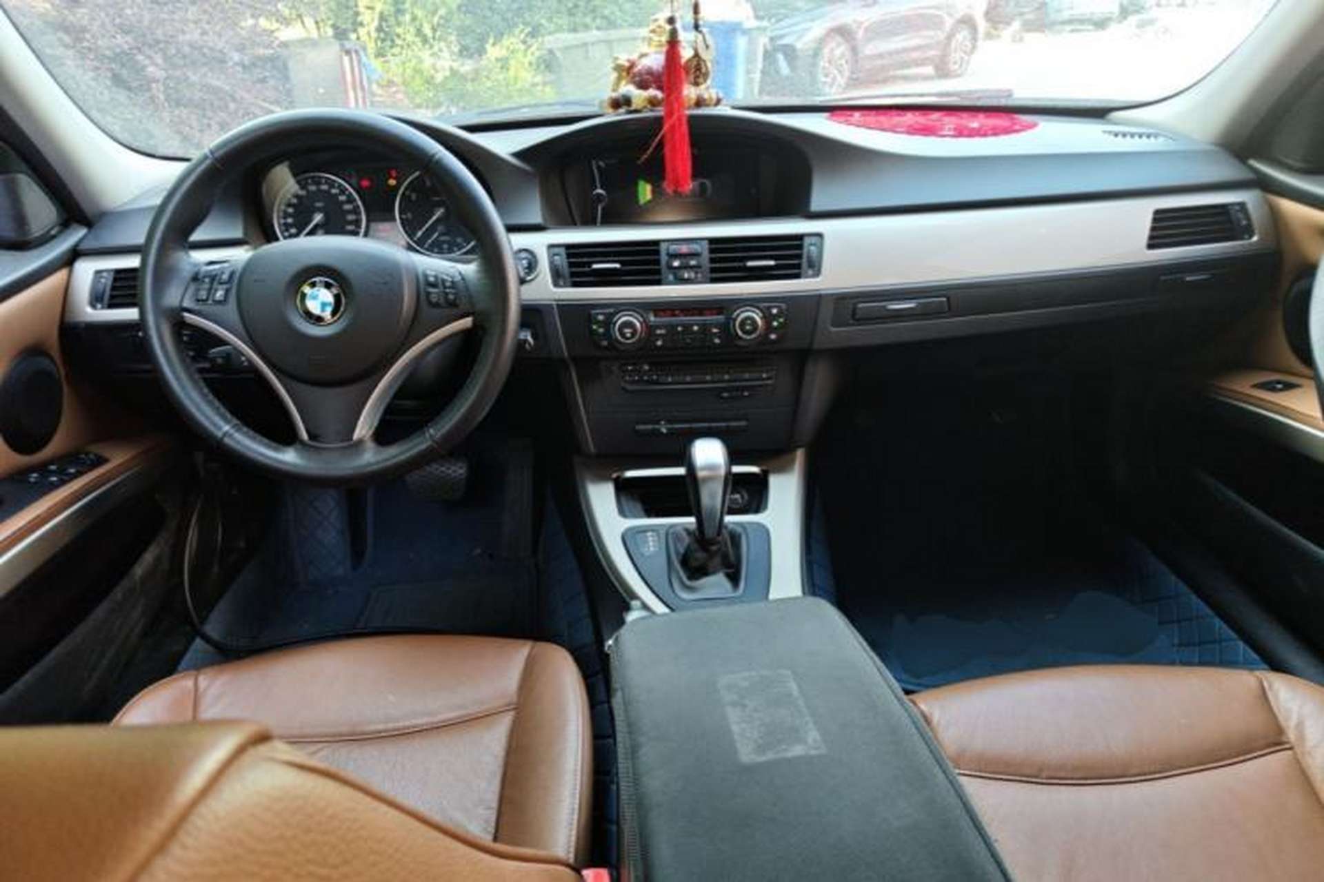 Used BMW 3 Series 2010 320i Luxury Model Center Console