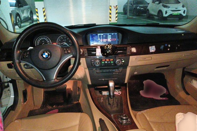 Used BMW 3 Series 2010 325i Luxury Model Center Console