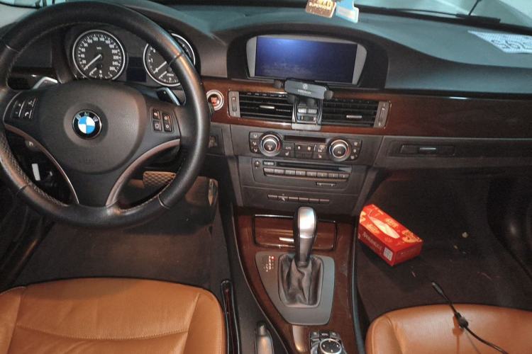 Used BMW 3 Series 2010 325i Luxury Model Center Console